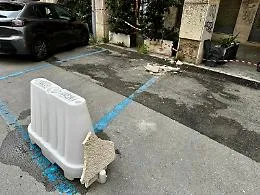 Piazzale Ungheria, una lastra di marmo si stacca dalla facciata a causa del forte vento: danneggiate due auto, transennata l'area