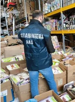 Costumi di carnevale per bambini senza marchio CE: sequestro e multa per il negoziante