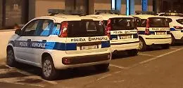 Contestano una sosta vietata e vengono accerchiati: feriti due vigili urbani