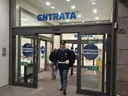 Terrore al supermercato a Bergamo: uomo tenta di strappare dalle mani della madre una bimba di 18 mesi 