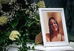 Sotto la pioggia,l'addio a Zoe, uccisa a 17 anni. La mamma: "Vola tesoro"