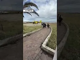 Stromboli, il video del paziente in carrozzina spinto dai parenti sino all'elisoccorso