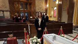 Foto accanto al feretro di Zichichi scatena la polemica sulla sindaca di Erice