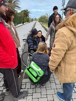Continua l'odissea ambulanze a Stromboli, anziano costretto in carrozzina sotto la pioggia