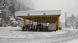 Treno deraglia in Svizzera per una valanga: ci sono feriti, soccorsi sul posto