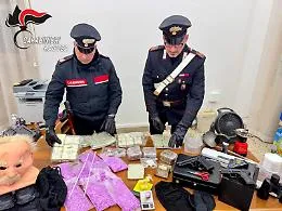 Quasi dieci chili di droga in un appartamento di Ragusa, l'indagato fa scena muta dinanzi al gip
