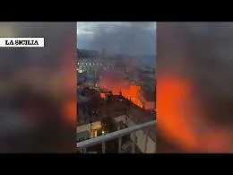 Il Sannazaro di Napoli divorato dalle fiamme