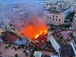 Incendio a Napoli, brucia lo storico Teatro Sannazzaro: una ferita nel cuore della citt&agrave;