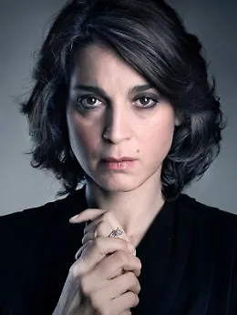 Donatella Finocchiaro in Rosa cunta e canta: omaggio a Rosa Balestrieri al Teatro Pirandello
