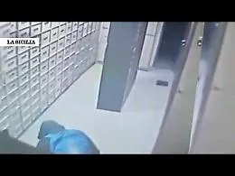 Ladro resta intrappolato nel caveau di una banca: liberato dai vigili del fuoco e arrestato per tentato furto