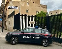 Topo d'appartamento cade, si rompe una gamba e simula aggressione:  smascherato