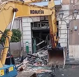 Assalto con escavatore a Valguarnera: sfondano un'intera parete della filiale della banca per rubare il bancomat
