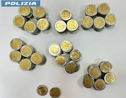 Tenta di pagare il conto al supermercato con 280 monete da 2 euro false: denunciato