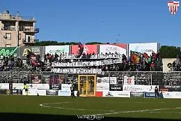 Il derby clou degli Iblei finisce in parit&agrave;, ma i tifosi rendono omaggio al piccolo Domenico