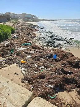 Scoglitti, le spiagge trasformate in una bomba ecologica: la denuncia dei cittadini