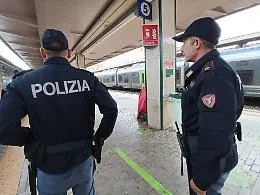 Prendono la scorciatoia sui binari per il mare: fermati e denunciati a Catania 