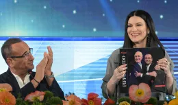 Sanremo, con la prima conferenza stampa si apre ufficialmente il Festival tra lacrime e politica: dedica a Pippo Baudo e incursione di Fiorello