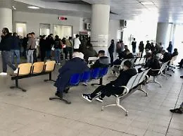 Centro direzionale San Leone, se il parcheggiatore abusivo (a pagamento) aiuta a saltare le code agli sportelli