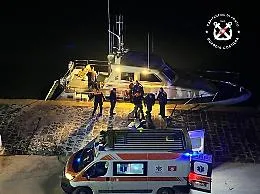 Mazara del Vallo, peschereccio sperona barchino: due uomini salvati nella notte