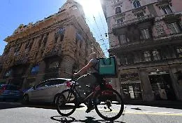 La storia di Luca, da tre anni rider a Catania: &laquo;Io, in sella per sette ore a sera: 30 euro carburante escluso&raquo;