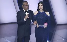A Sanremo la prima serata tra cantanti e medley: i nomi, i titoli e i look, le cinque canzoni pi&ugrave; votate