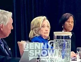 Caso Epstein, l'attacco di Hillary Clinton: nel mirino le indagini insabbiate su Trump e le email di Musk sulle "feste scatenate"