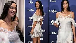 Irina Shayk, esordio  a Sanremo in minidress bianco con pizzo e piume: la fotogallery della top model