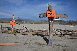 Strage di Cutro, veglia sulla spiaggia tre anni dopo il naufragio: &laquo;Non &egrave; stato un incidente, &egrave; stato un crimine umano&raquo;