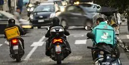 Rider sfruttati e salari sotto i minimi: l&rsquo;inchiesta milanese che dopo Glovo investe Deliveroo
