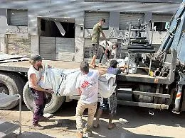Israele attacca Gaza con raid aerei e droni, 5 morti. Medici senza frontiere: &laquo;Situazione sanitaria catastrofica&raquo;