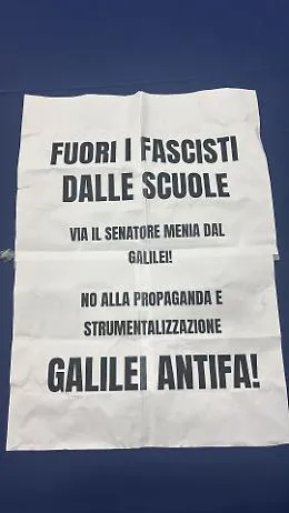 &laquo;Fuori i fascisti dalle scuole&raquo;: il senatore di FdI va a parlare di foibe, la protesta degli studenti di Catania finisce in parlamento