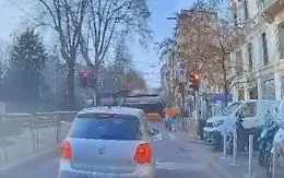 La curva, le scintille e lo schianto del tram di Milano: il video dell'incidente dalla dashcam di un'auto 