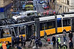 Tram deragliato a Milano: le vittime, i feriti, la velocit&agrave; e il malore dell'austista