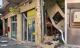 Colpo da 200mila euro a Grammichele: sradicati due bancomat alle Poste con un escavatore
