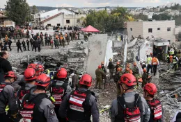 Missile iraniano colpisce Beit Shemesh: nove morti, altre esplosioni nel Golfo Persico e caos nei cieli Tajani: &laquo;Nessun italiano coinvolto in attacchi&raquo; Israele: "Gi&agrave; sganciate 1200 bombe&raquo; Trump: &laquo;Pronti ad uso di una forza mai vista&raquo;