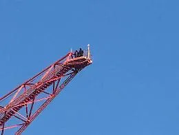 Follia a Torre Faro: quattro ragazzi scalano il Pilone di Capo Peloro tra lo shock di tanti messinesi