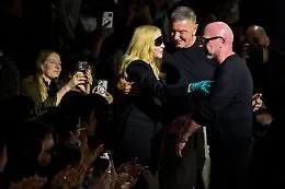 Madonna  in sottoveste di pizzo super ospite da Dolce & Gabbana