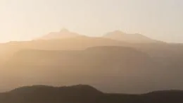 Marzo &ldquo;bollente&rdquo; in Sicilia: l'anticiclone regala 20 gradi ma con il cielo giallo di sabbia sahariana