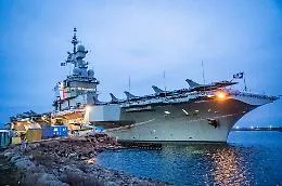 Bombe sulla basi francesi nel Golfo, Macron parla alla Tv, invia una portaerei e evoca l'uso della forza per "sbloccare" lo Stretto di Hormuz 