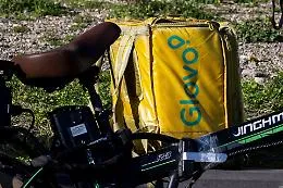 Perch&eacute; il gip ha messo Deliveroo nel mirino: dalle paghe agli alloggi, tutto quello che non torna