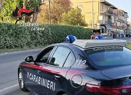 Al centro commerciale con un'auto rubata, ma fuggono dai controlli: l'inseguimento e poi l'impatto con le auto parcheggiate