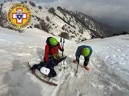 Turista belga si affaccia dalla cresta della "Schiena dell'Asino" e scivola in un canalone innevato
