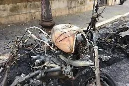 Attentato incendiario: bruciata la moto di un commerciante, aperta un'inchiesta