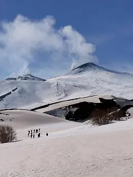 L'Etna borbotta, Osservatorio Etneo: &laquo;Colonna di cenere dal vulcano&raquo;