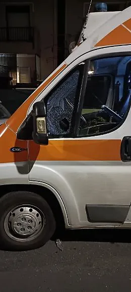 Catania, ambulanza del 118 danneggiata e derubata 