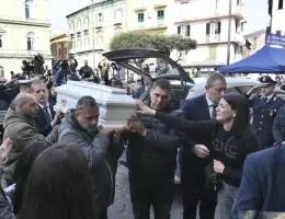 Funerali Domenico, a Nola &egrave; il giorno del dolore per l'addio al piccolo del trapianto "degli errori"