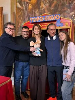 Baffi, canzoni e &ldquo;Ma cosa mi dici mai?&rdquo;: Topo Gigio sbarca a teatro in versione musical