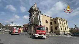 Terremoto a Ragalna, squadre dei vigili del fuoco al lavoro per verifiche strutturali: intervento sul campanile della chiesa madre