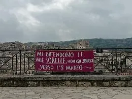 Giornata della donna, a Modica lo striscione che fa discutere