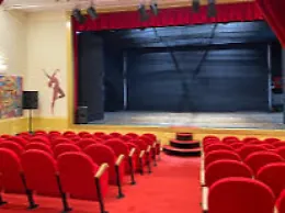 Al nuovo teatro Val D'Agr&ograve; va in scena "Un amore di peso" 